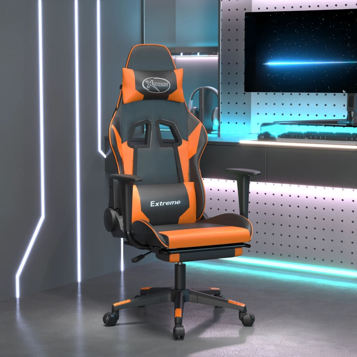 Ein schwarzer und oranger Gaming-Stuhl mit einem Fußbrett und einem Kissen.