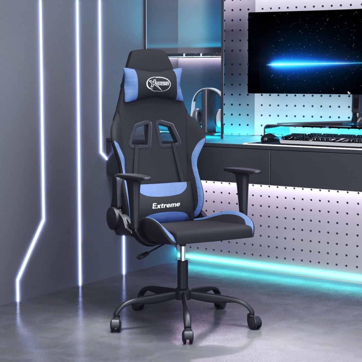 Ein schwarzer und blauer Gaming-Stuhl mit Rollen steht vor einem Schreibtisch mit Monitor.