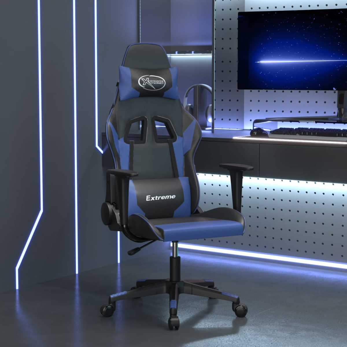Ein blauer und schwarzer Gaming-Stuhl steht vor einem Schreibtisch mit einem Monitor.