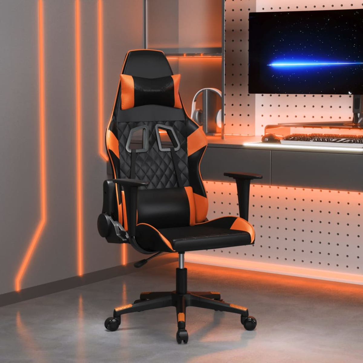 Ein schwarzer und oranger Gaming-Stuhl steht vor einem Schreibtisch mit Monitor.
