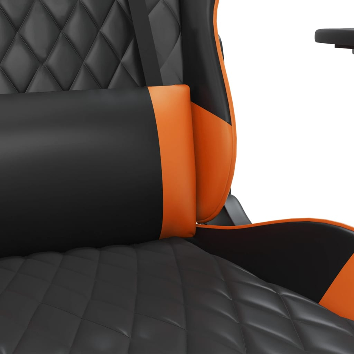 Schwarzer Gamingstuhl mit orangefarbenen Akzenten und Rautenmuster.