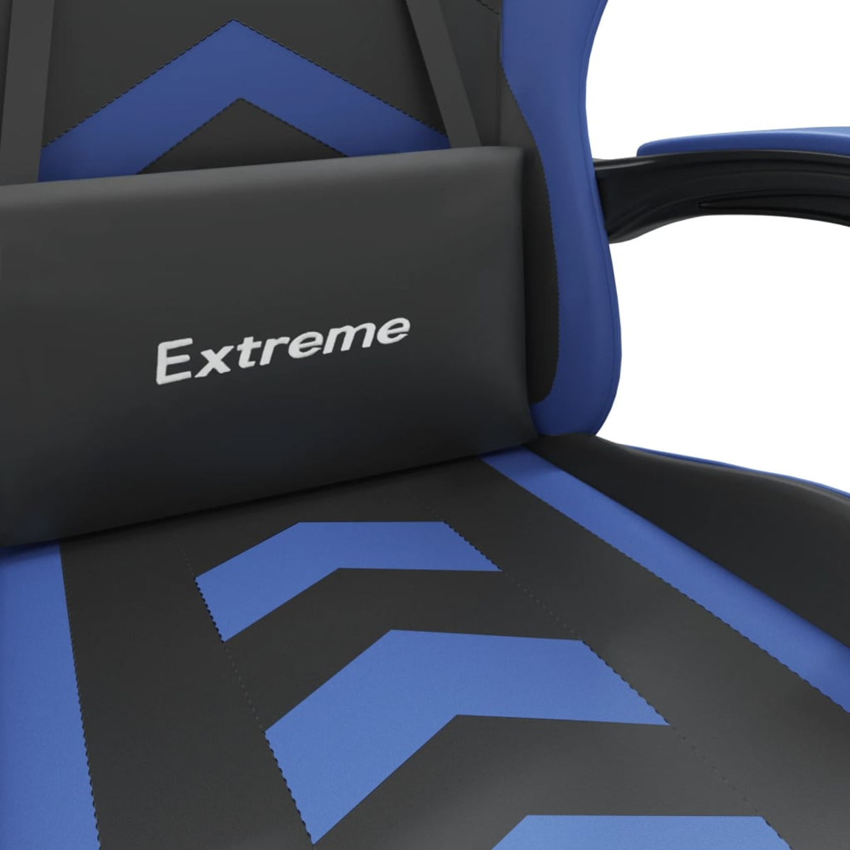Ein schwarzes Kissen mit dem weißen Schriftzug "Extreme" auf einem blauen und schwarzen Stuhl.