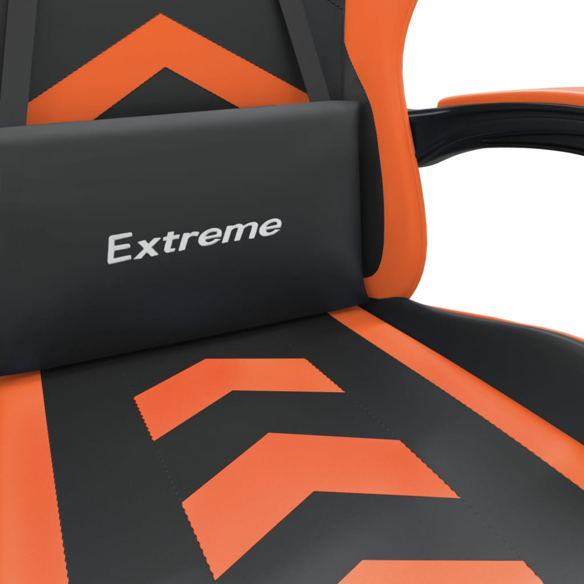 Ein schwarzer Gaming-Stuhl mit orangen Akzenten und einem Kopfkissen mit dem Aufdruck "Extreme".