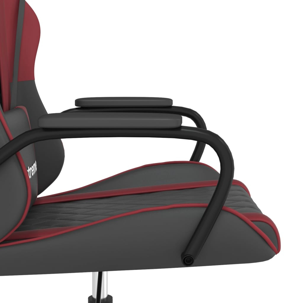 Ein roter und grauer Gaming-Stuhl mit Armlehnen, im Detail aufgenommen.