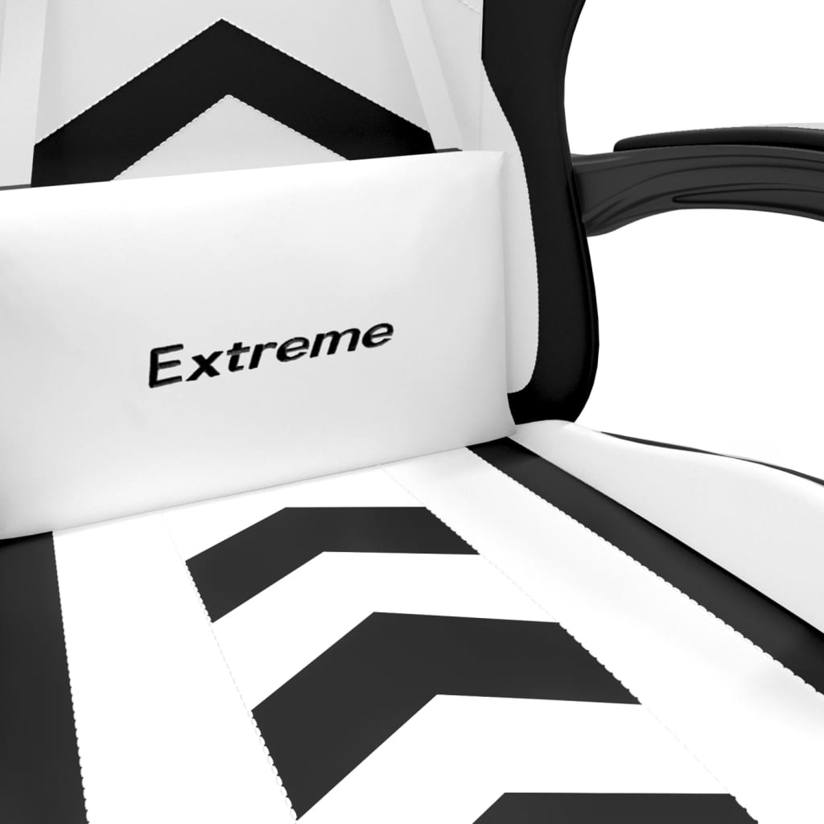 Ein weißes Kissen mit dem Wort "Extreme" auf einem schwarzen und weißen Gaming-Stuhl.