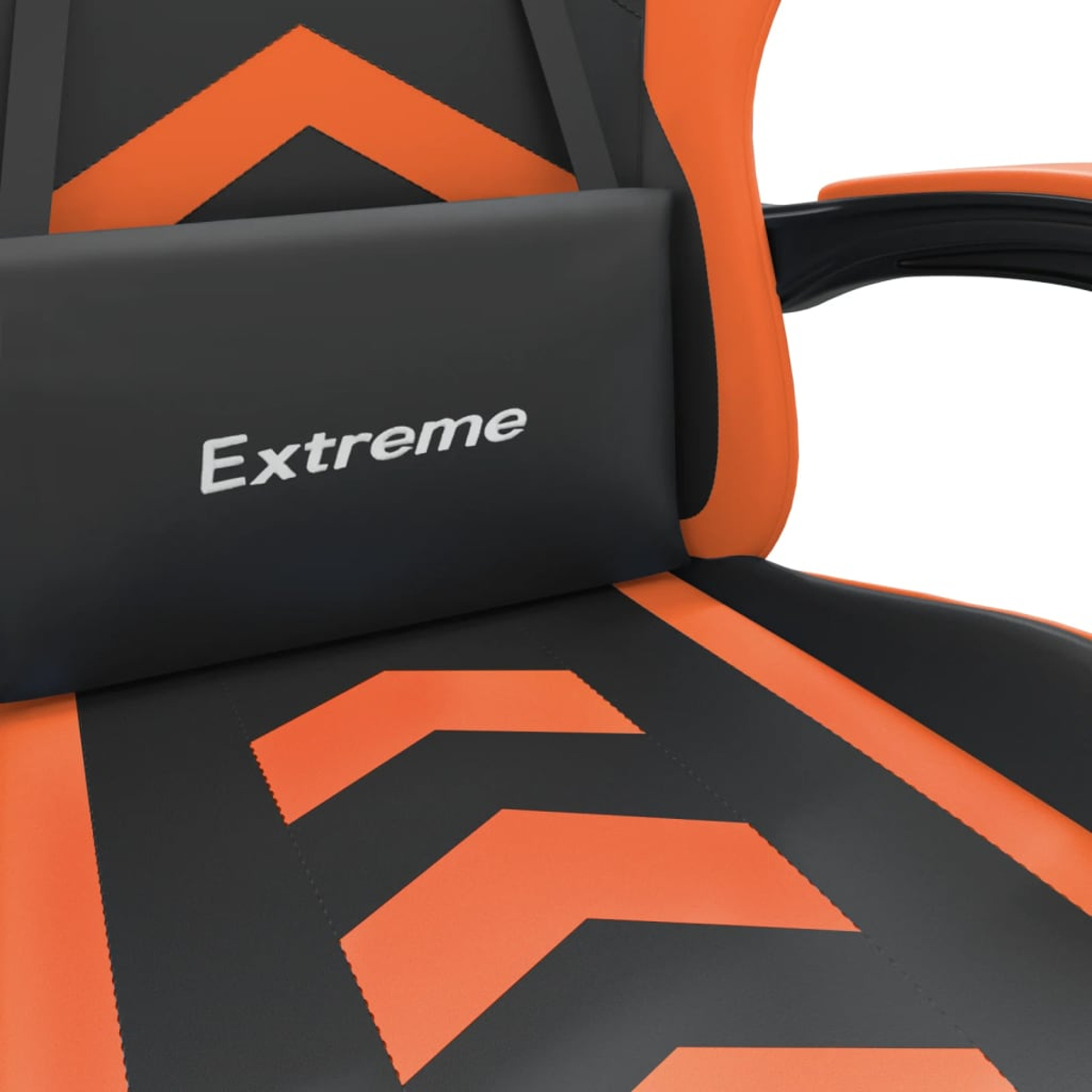 Ein schwarzes Kissen mit dem Schriftzug "Extreme" auf einem orange-schwarzen Stuhl.