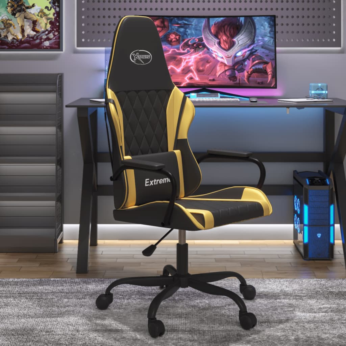 Ein schwarzer und gelber Gaming-Stuhl steht vor einem Schreibtisch mit einem Computer.