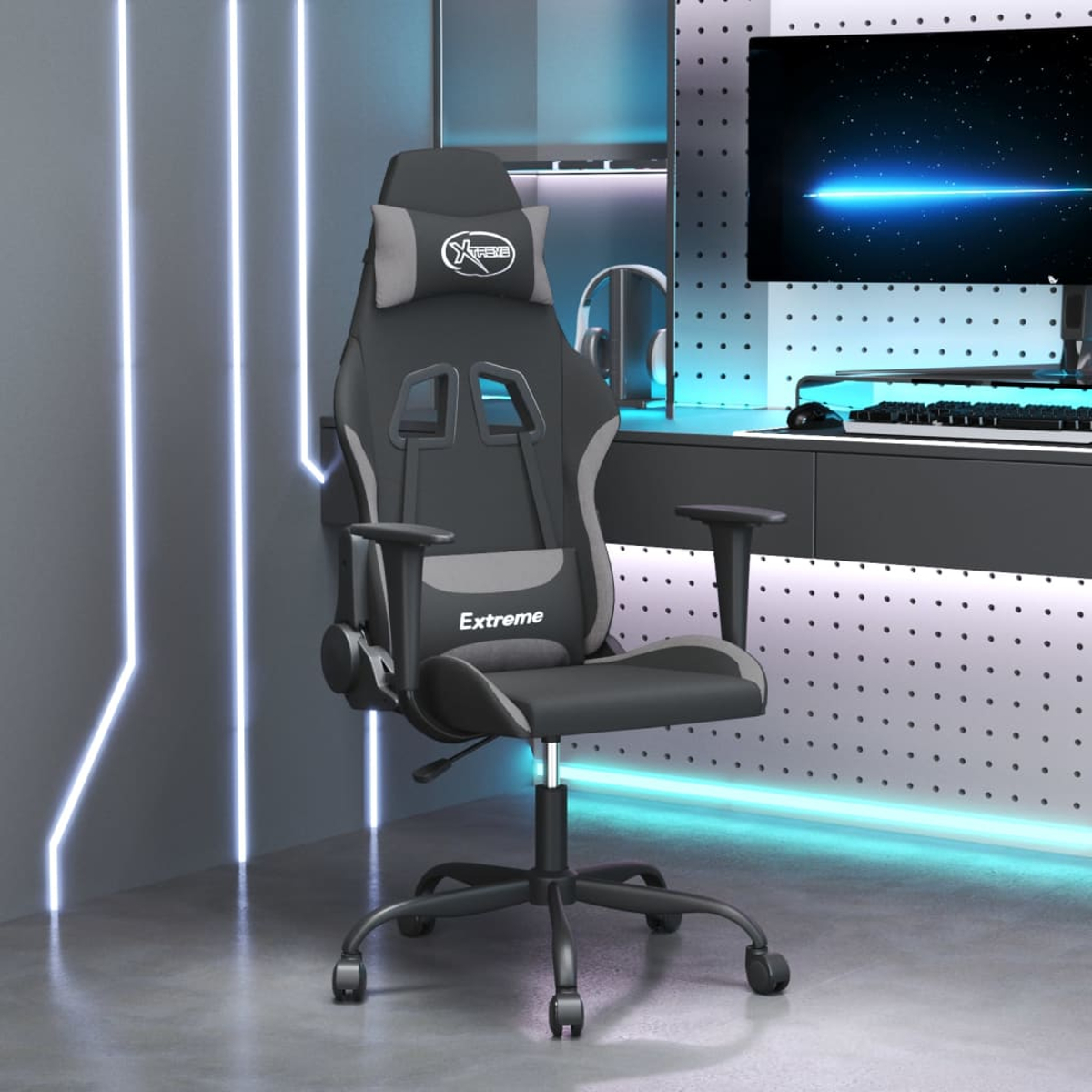 Ein schwarzer Gaming-Stuhl mit Kopfstütze und Lendenkissen steht in einem Raum mit Neonlichtern.
