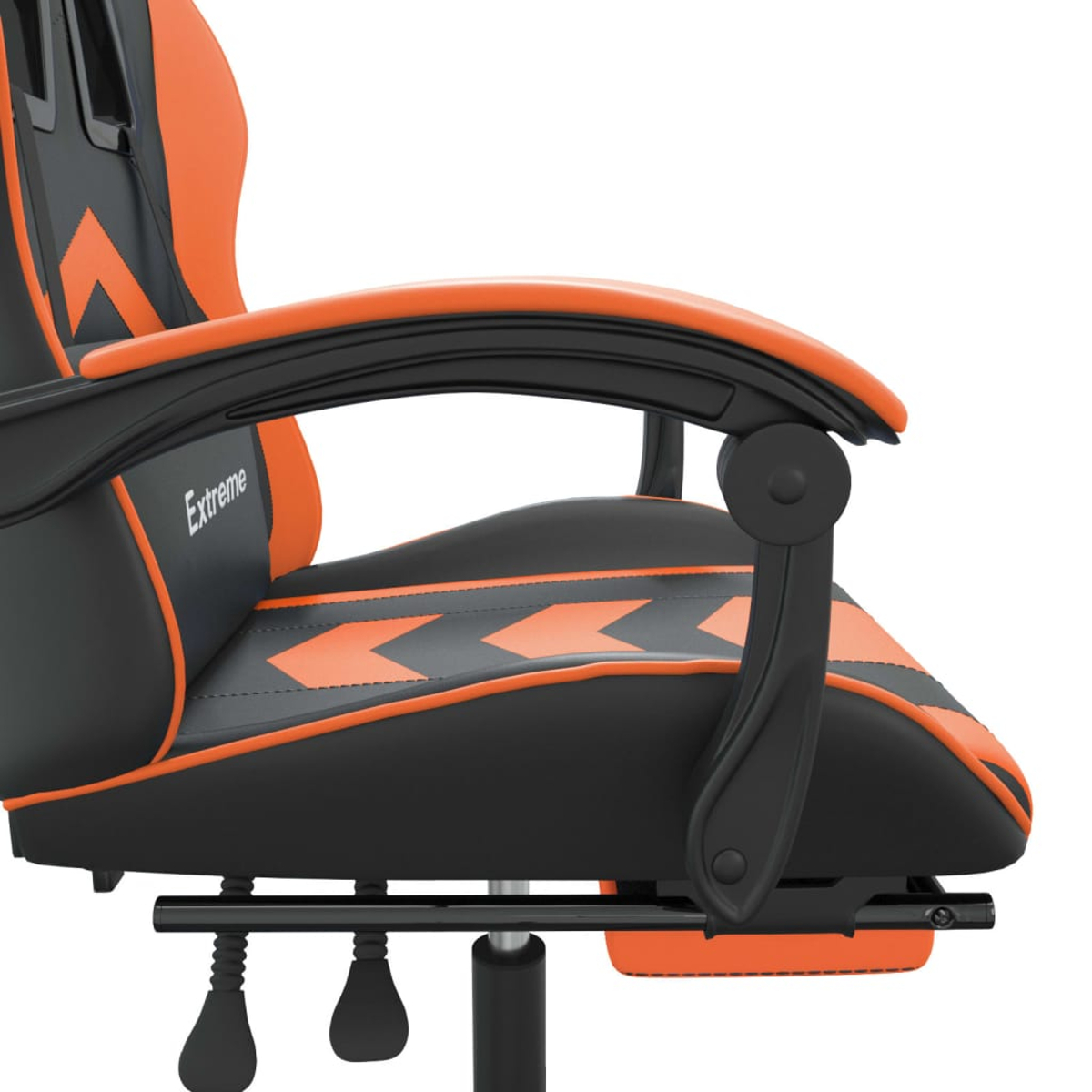 Schwarzer und oranger Gaming-Stuhl mit Armlehnen und "Extreme"-Schriftzug.