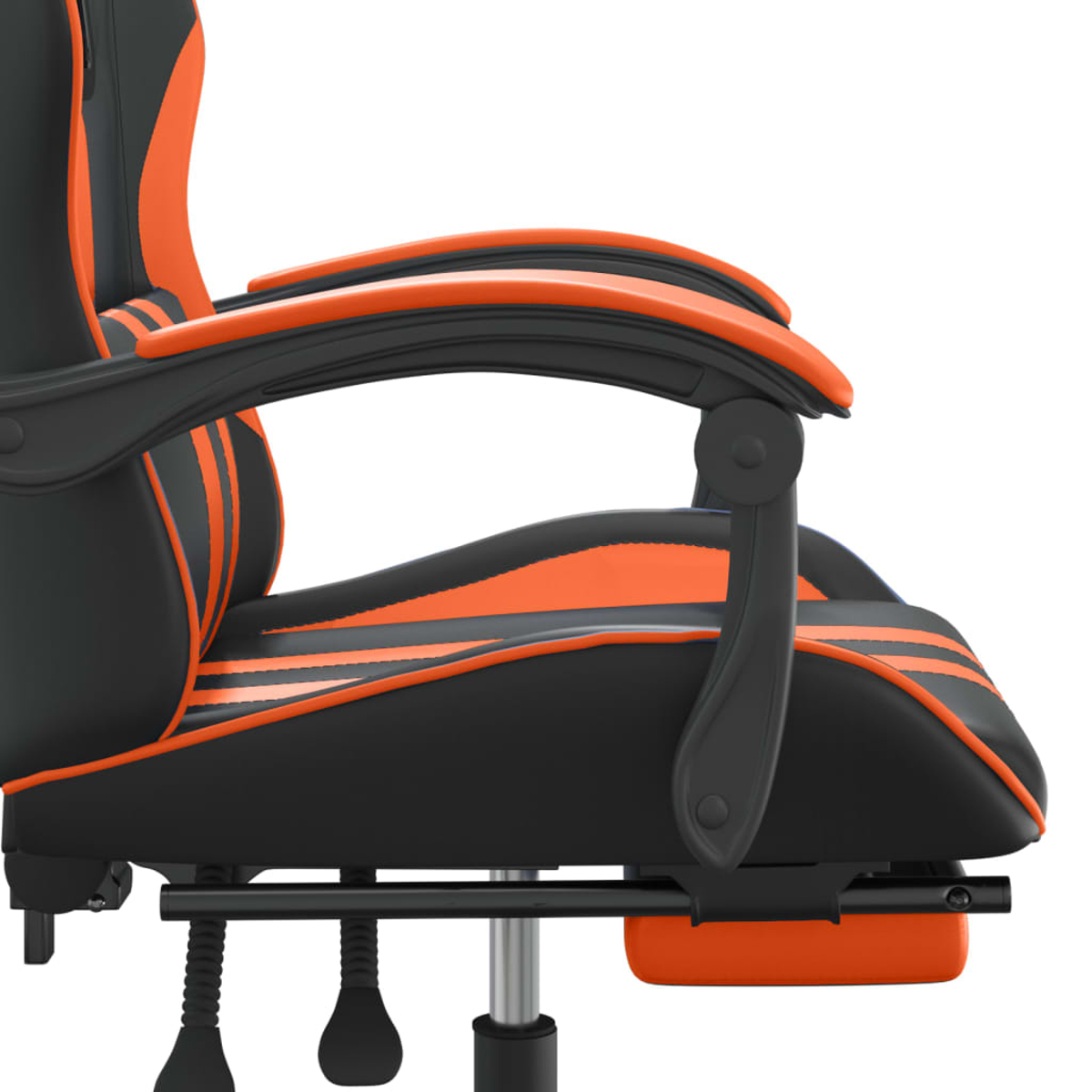 Schwarzer Gaming-Stuhl mit orangefarbenen Akzenten, Armlehnen und Sitz.