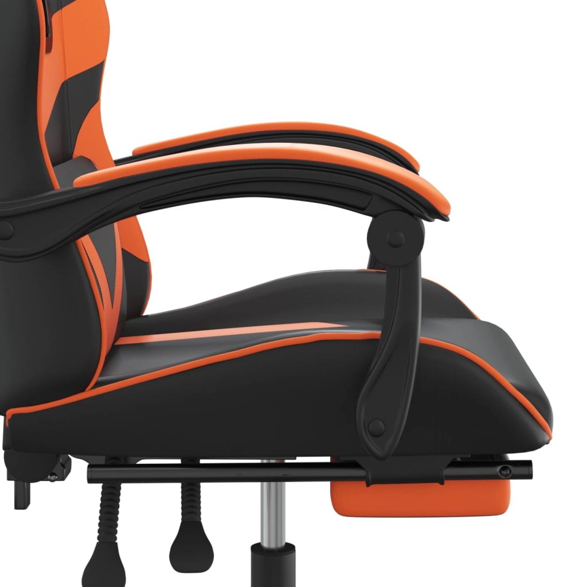 Schwarzer Gaming-Stuhl mit orangefarbenen Akzenten, Armlehnen und ausziehbarer Fußstütze.
