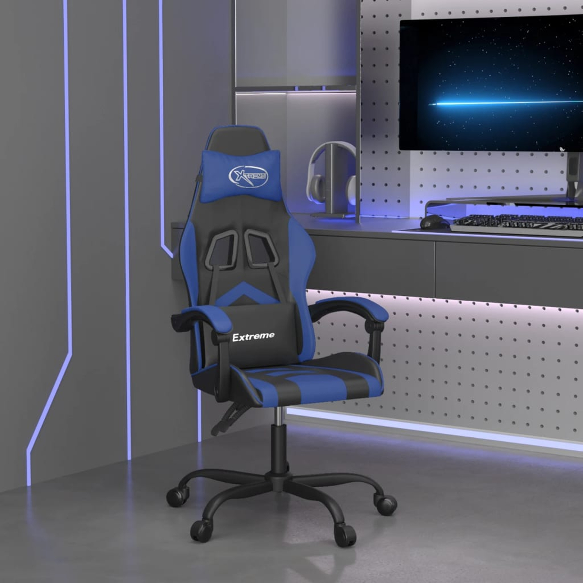 Ein blauer und schwarzer Gaming-Stuhl steht in einem modernen Raum mit einem Schreibtisch und Monitor.