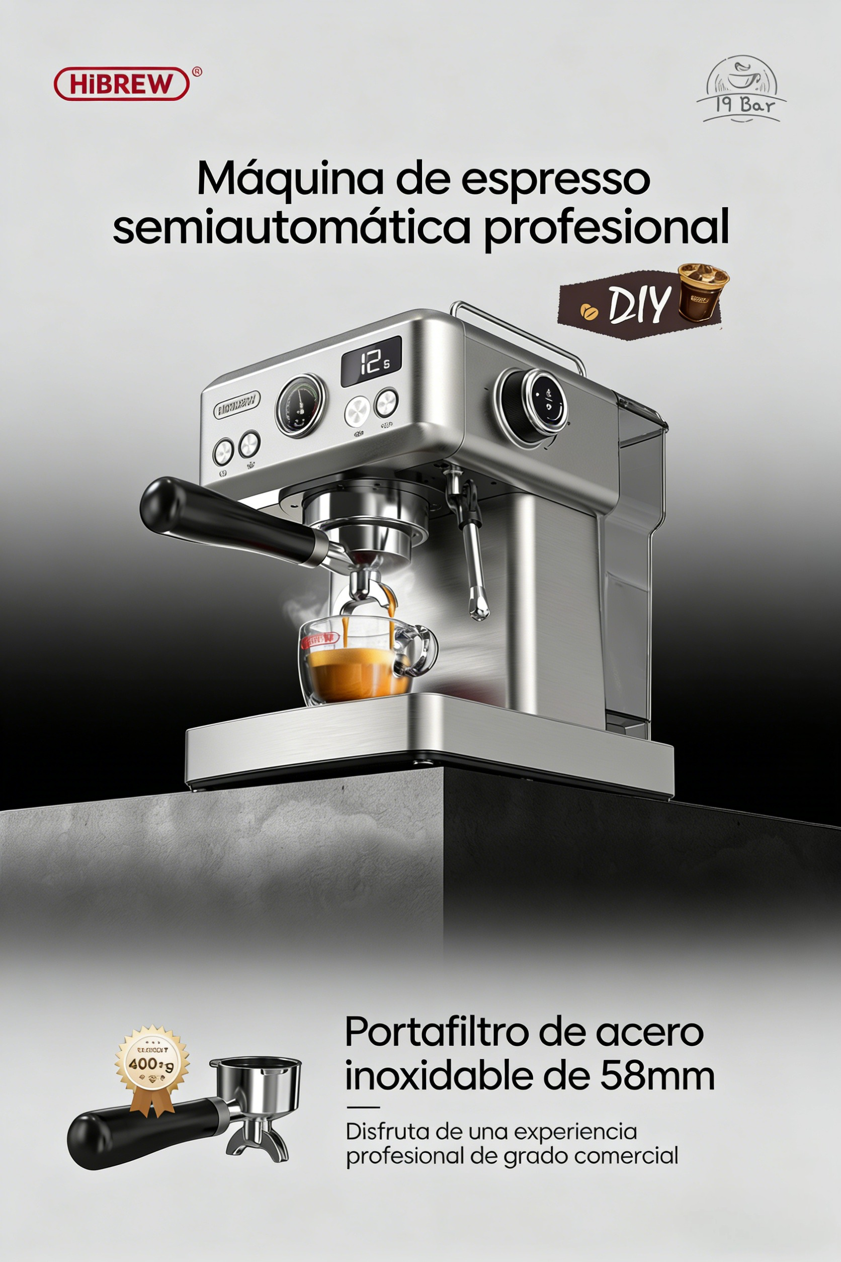 Máquina de espresso plateada prepara café en un vaso. Un portafiltro está al lado.