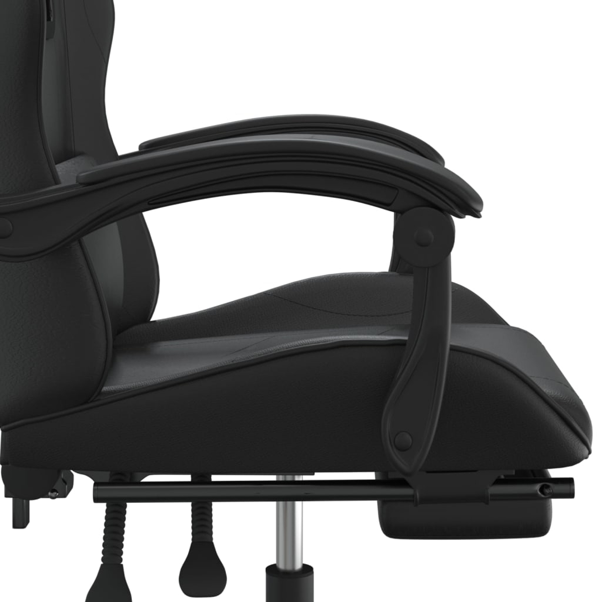 Nahaufnahme eines schwarzen Gaming-Stuhls mit Armlehnen und Fußstütze.