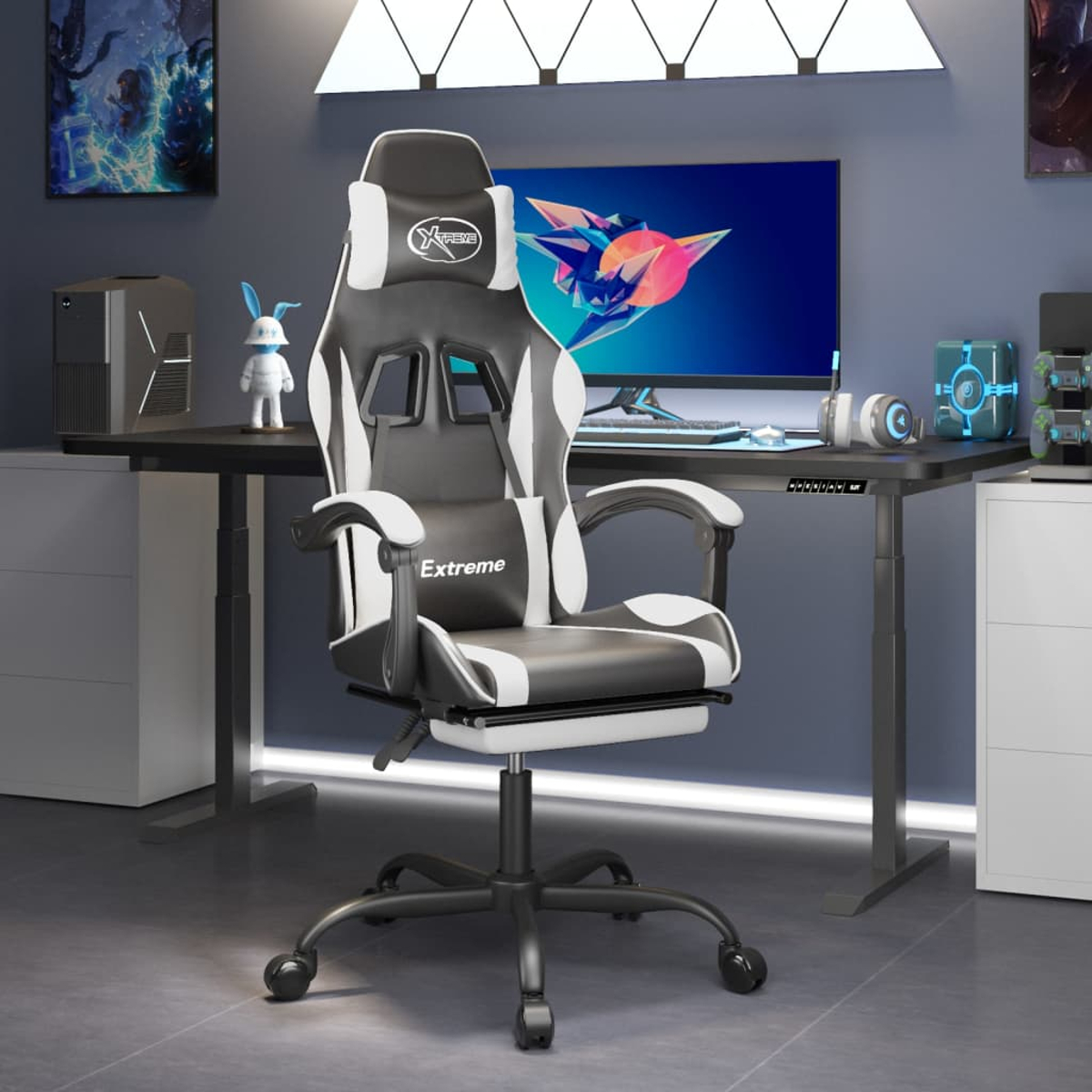 Ein schwarzer und weißer Gaming-Stuhl mit ausziehbarer Fußstütze steht vor einem Schreibtisch.