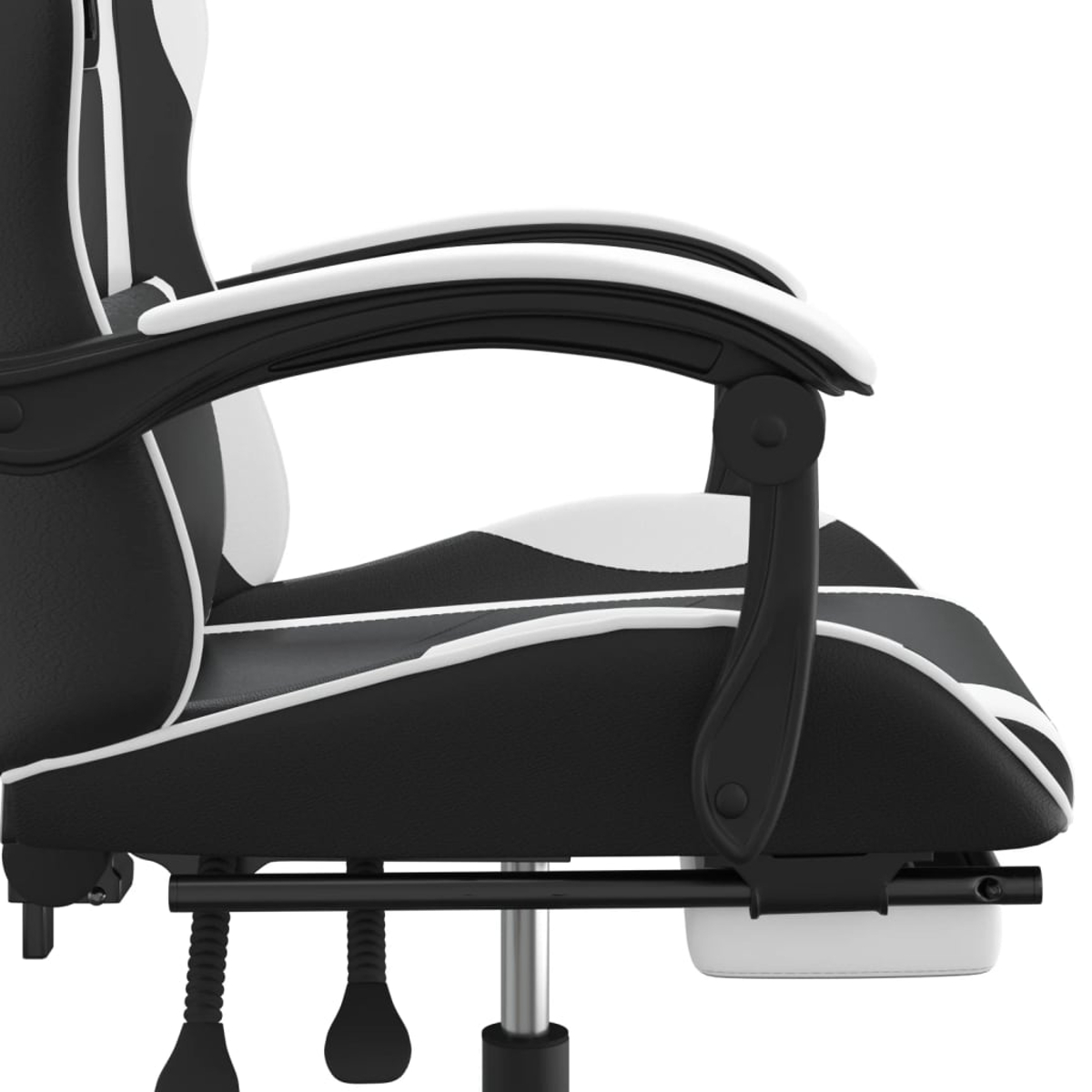 Schwarz-weißer Gaming-Stuhl mit Armlehnen und ausziehbarer Fußstütze.