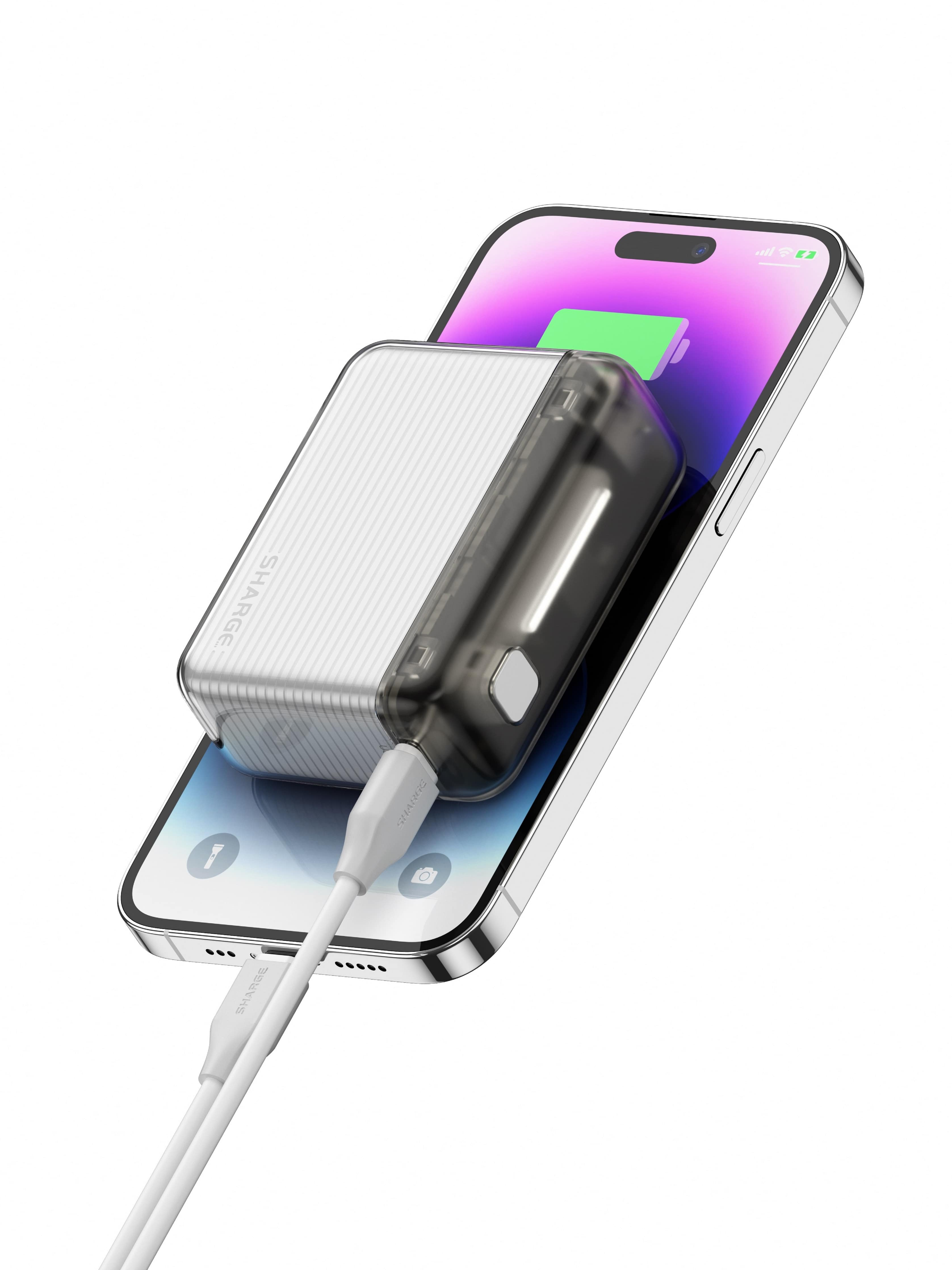 Un câble de chargement blanc connecte un chargeur transparent à un smartphone.