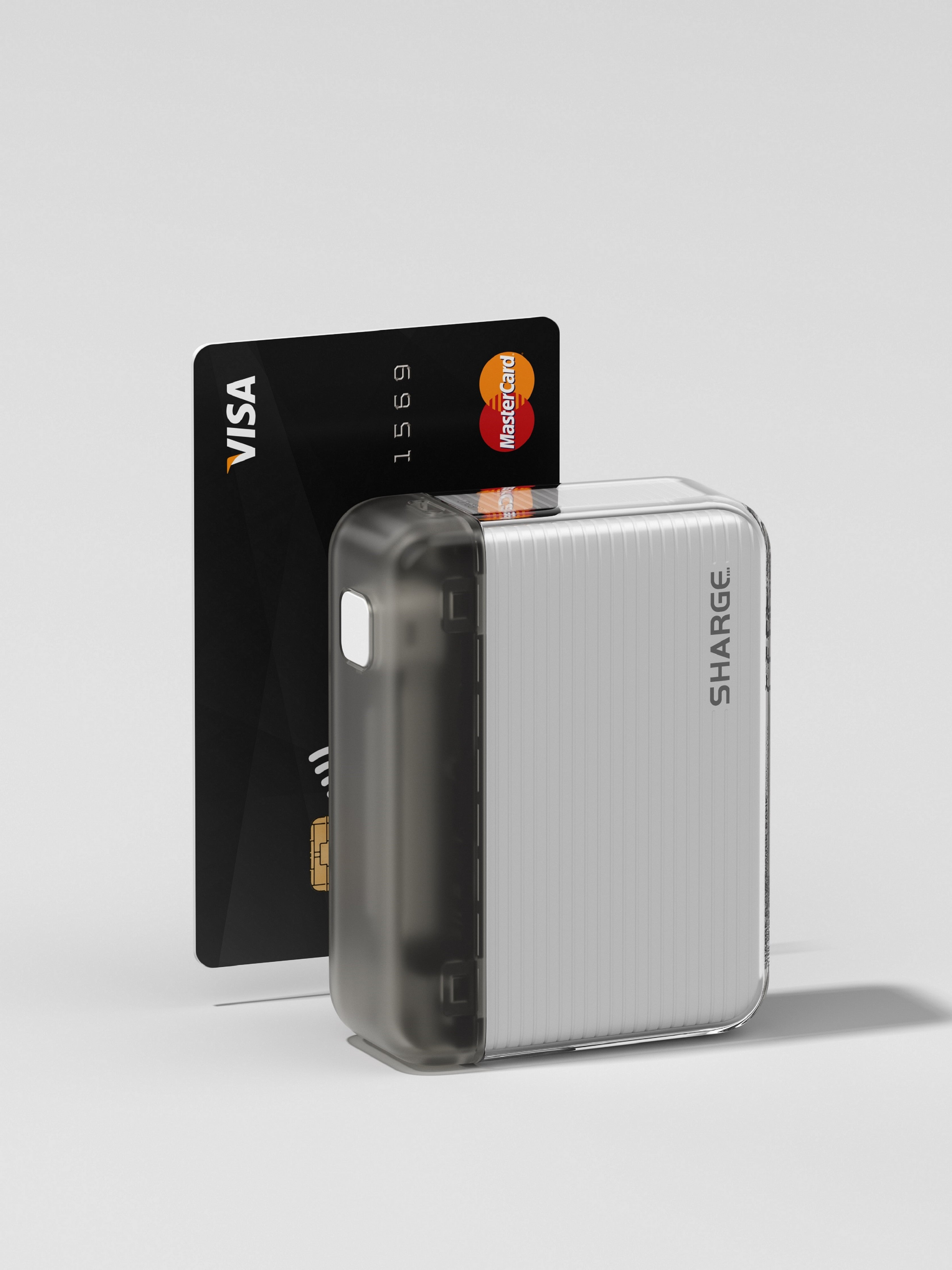 Un bloc de recharge argenté et une carte de crédit noire avec logos VISA et MasterCard.