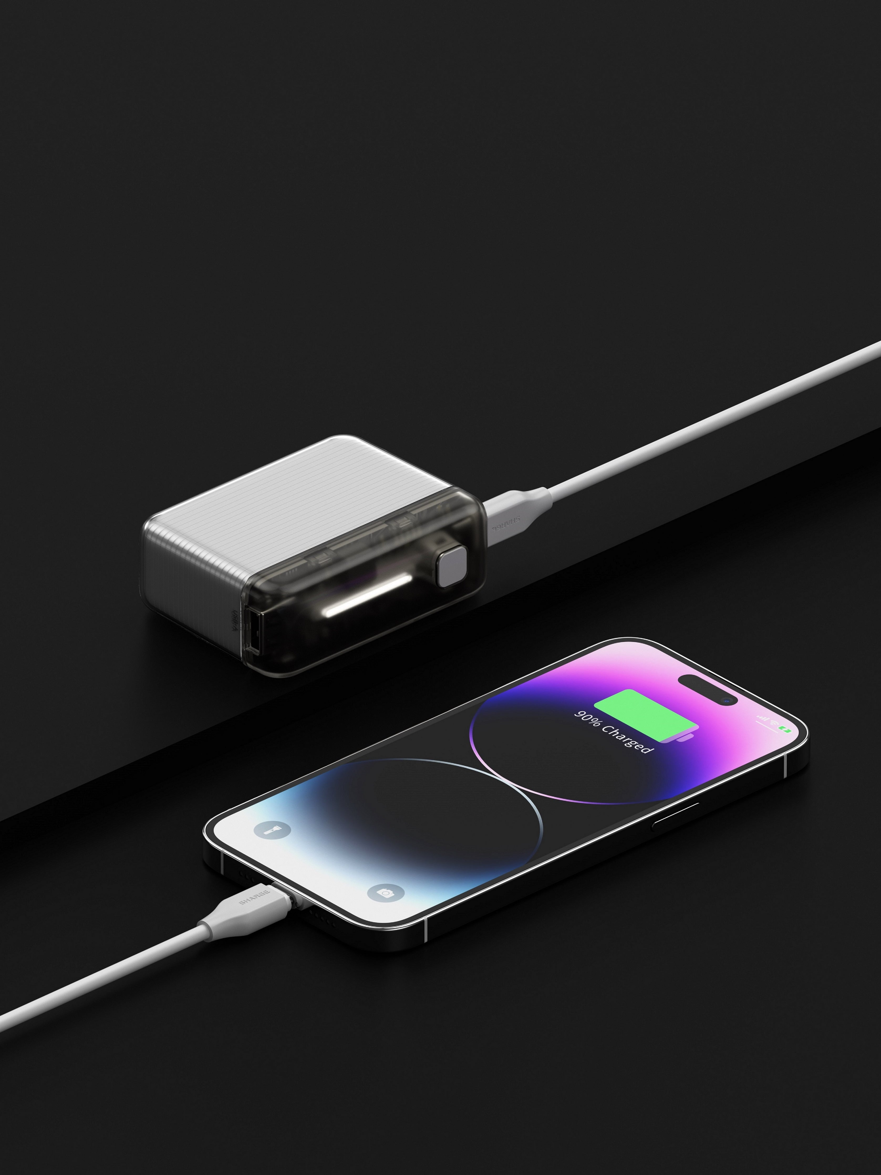 Une banque d'alimentation argentée charge un iPhone affichant 90%.