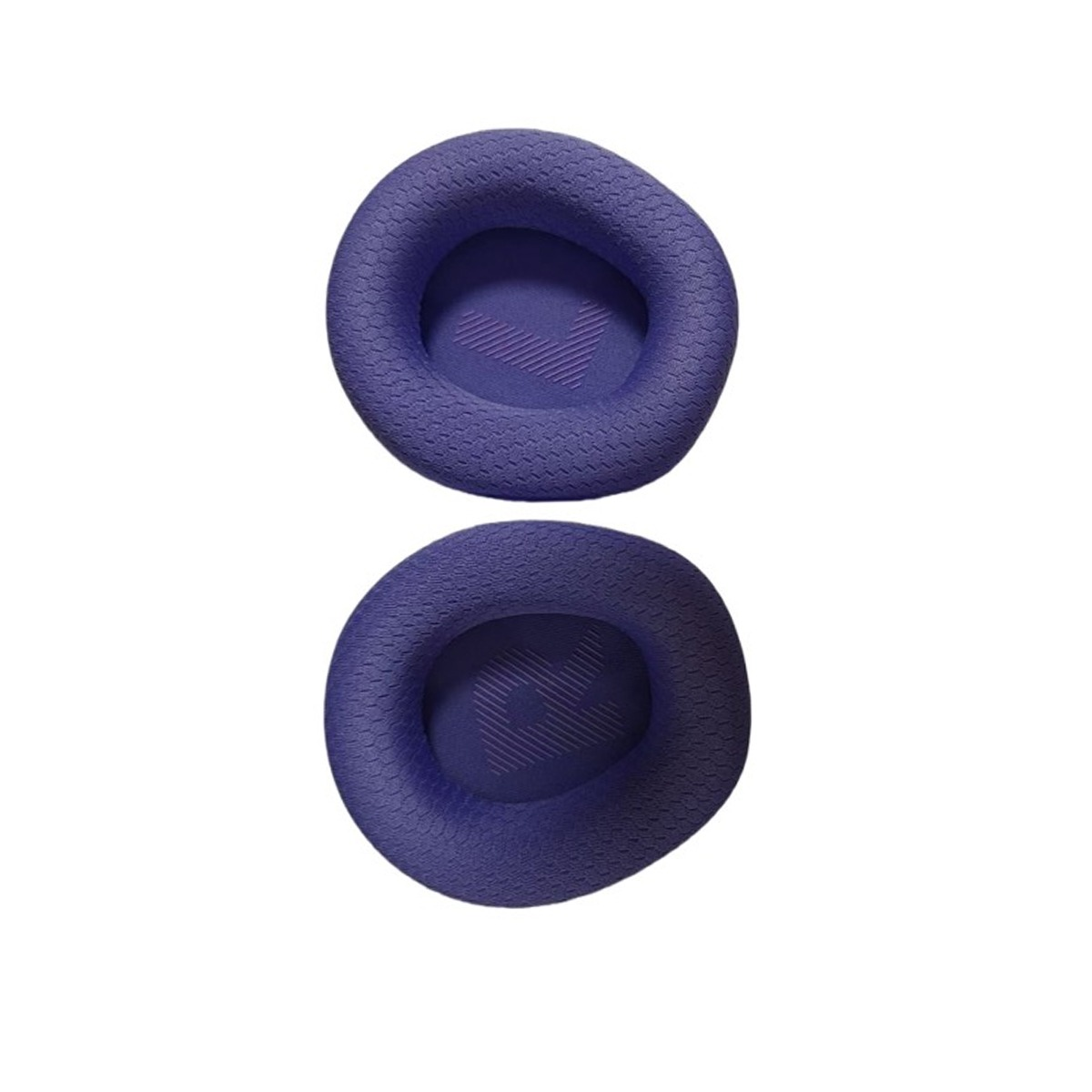 Dos almohadillas moradas para auriculares con patrón y logo sobre blanco.