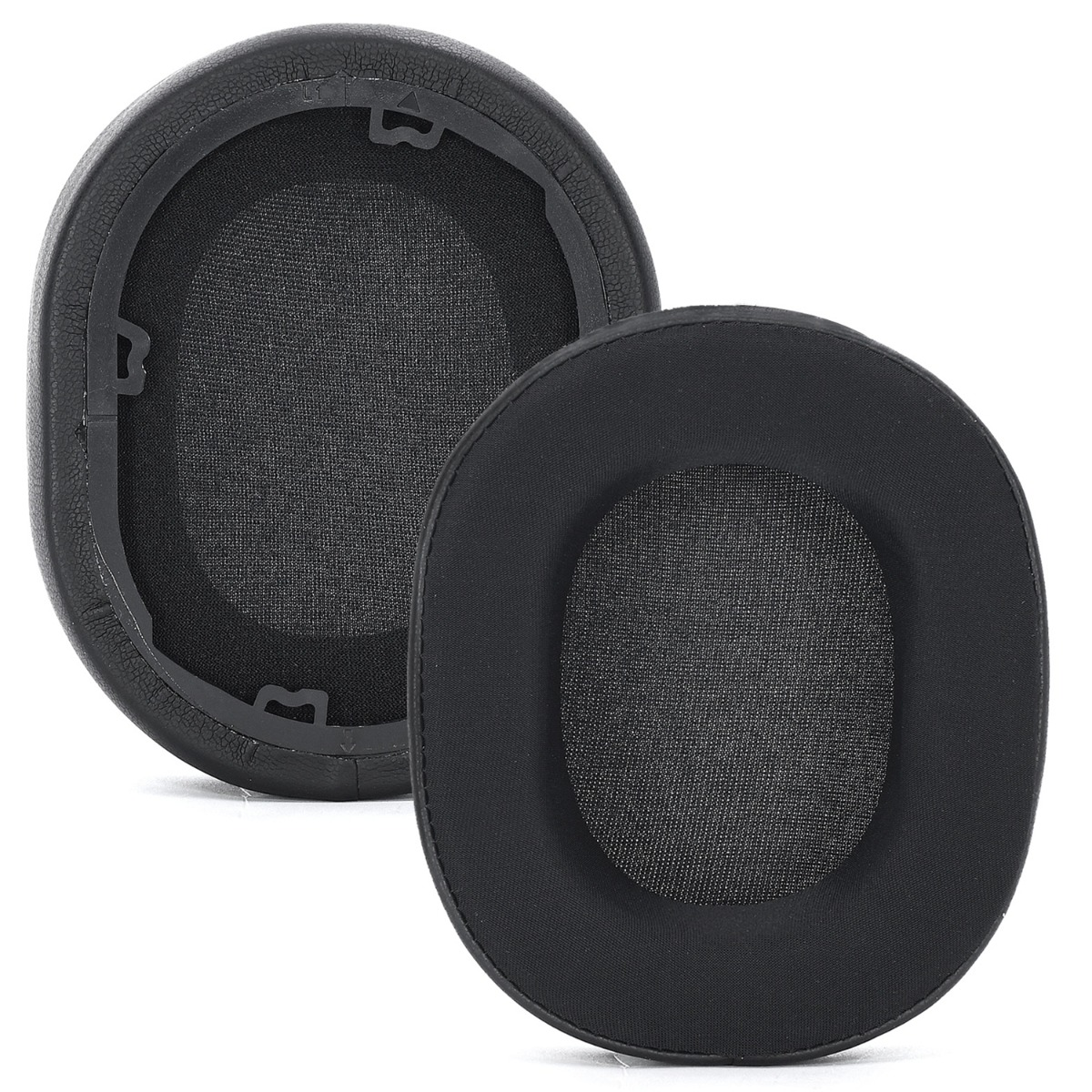 Dos almohadillas negras para auriculares yacen una al lado de la otra.