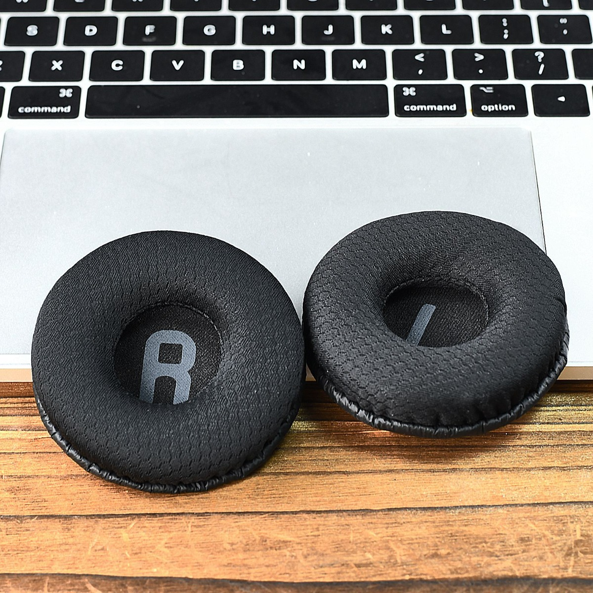Dos almohadillas negras con marcas R y L sobre un teclado.