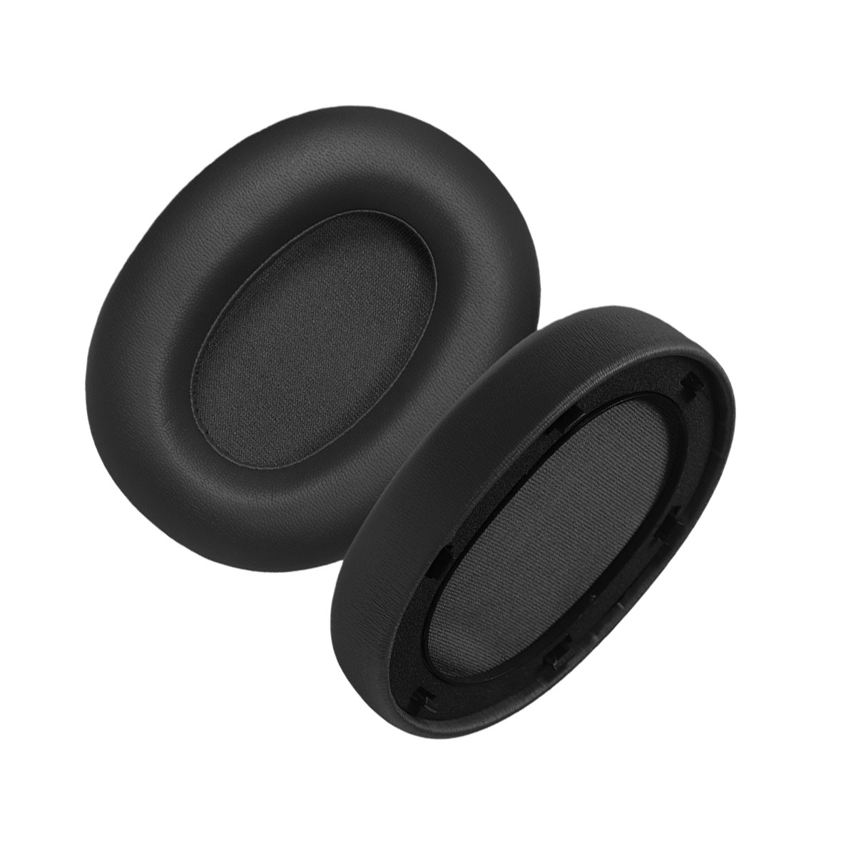 Dos almohadillas negras para auriculares sobre fondo blanco.