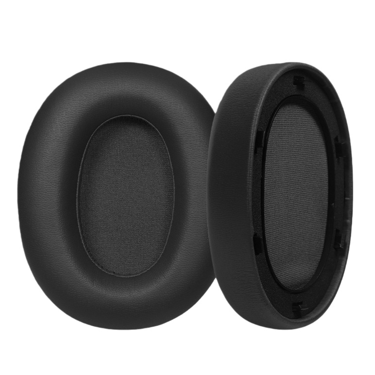 Dos almohadillas negras de cuero sintético con inserciones de tela, fondo blanco.