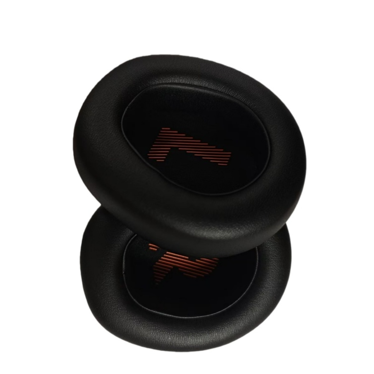 Dos almohadillas negras para auriculares apiladas con logo naranja.