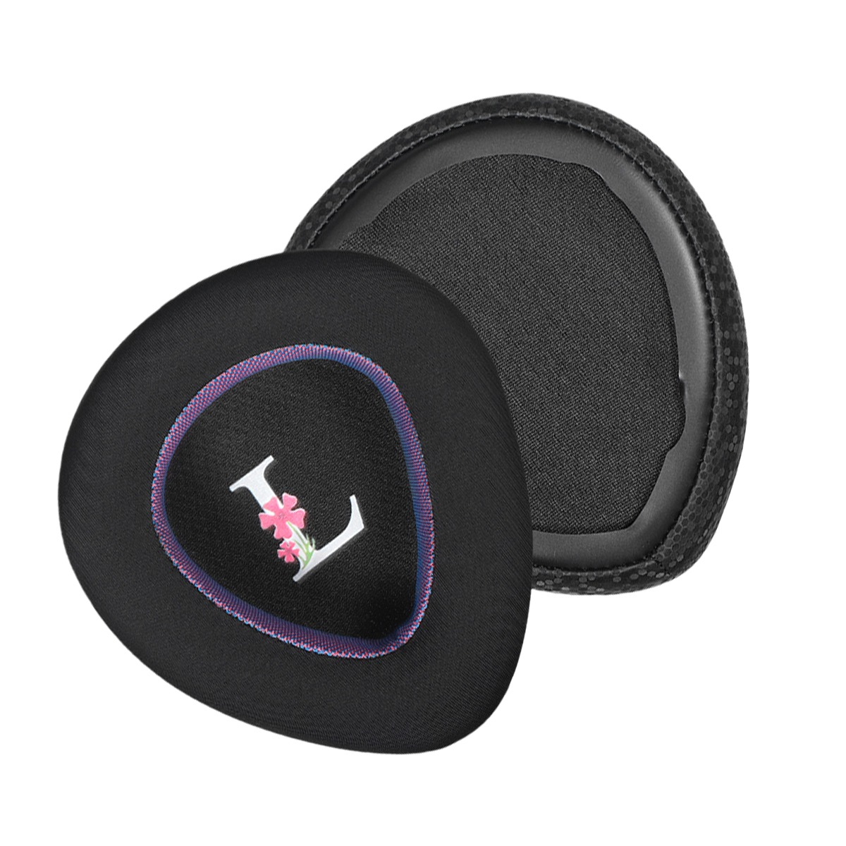 Almohadillas negras para auriculares con logo 'L' y flores, sobre fondo blanco.