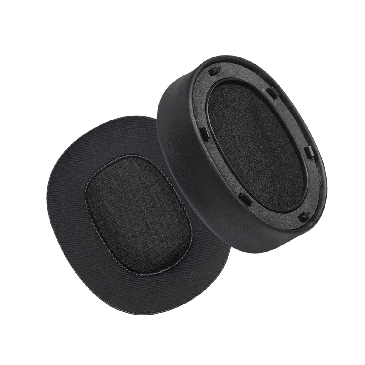 Dos almohadillas negras para auriculares con inserciones de tela sobre fondo blanco.