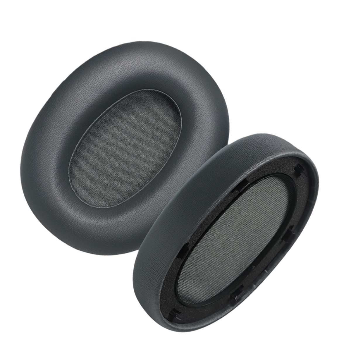 Dos almohadillas grises para auriculares yacen una al lado de la otra sobre fondo blanco.