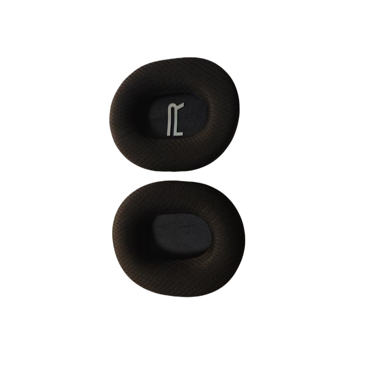 Dos almohadillas negras para auriculares sobre fondo blanco, una con logo R.
