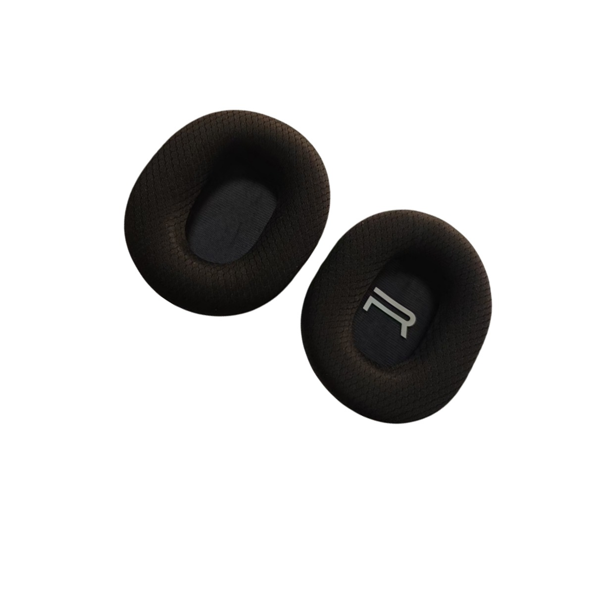 Dos almohadillas marrones para auriculares están una al lado de la otra. Una tiene una 'R'.