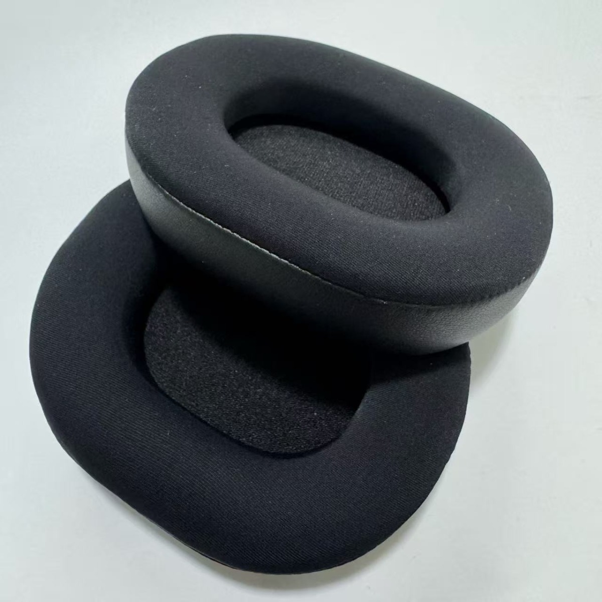 Dos almohadillas negras apiladas, una encima de la otra.