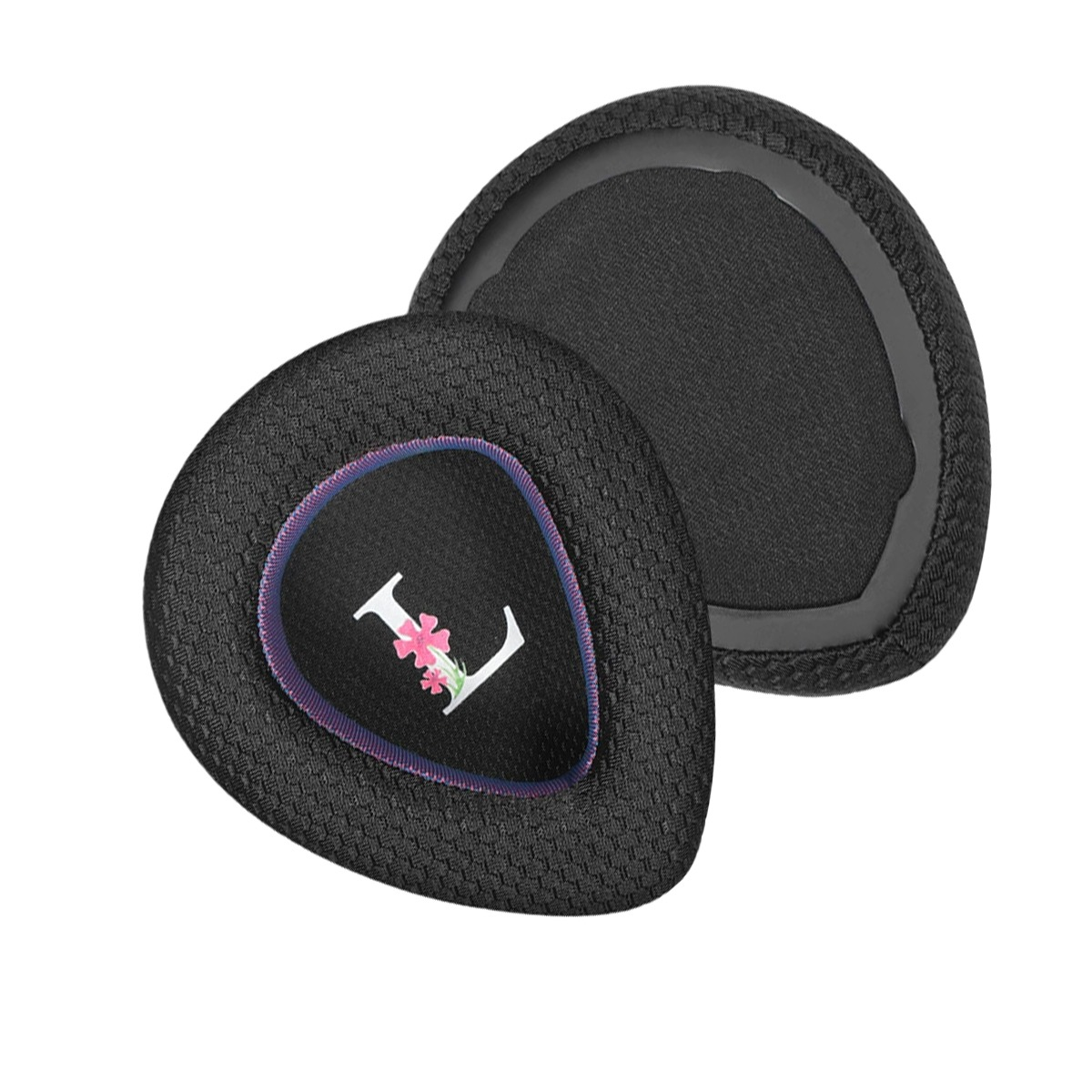 Dos almohadillas negras para auriculares, una con una "L" blanca y flores rosas.