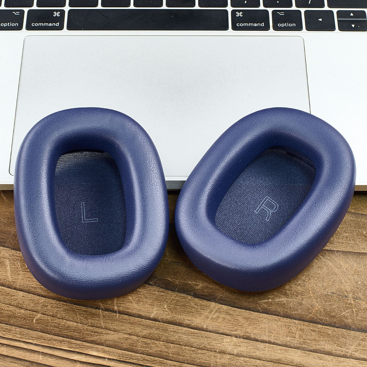 Dos almohadillas azules con marcas L y R sobre un portátil.