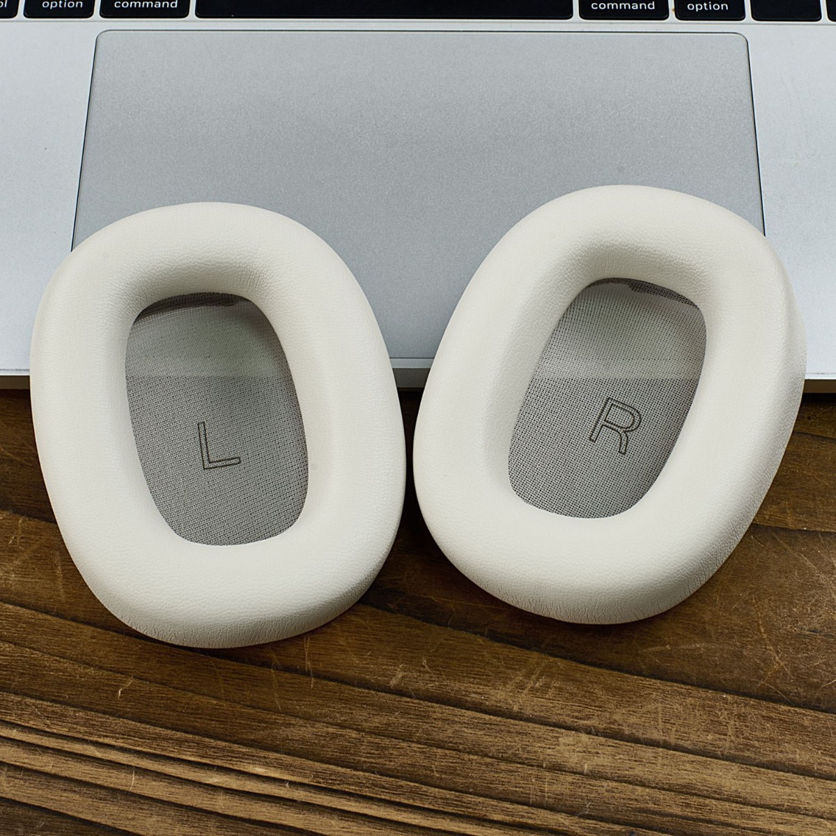Dos almohadillas blancas, izquierda con 'L', derecha con 'R', sobre un teclado.