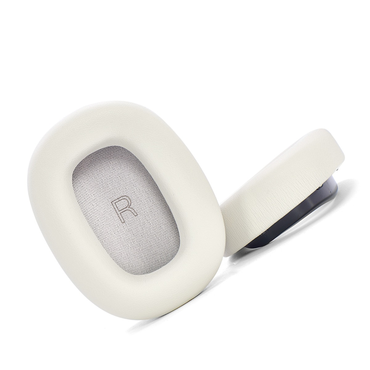 Almohadillas blancas para auriculares con marca 'R' en malla gris.
