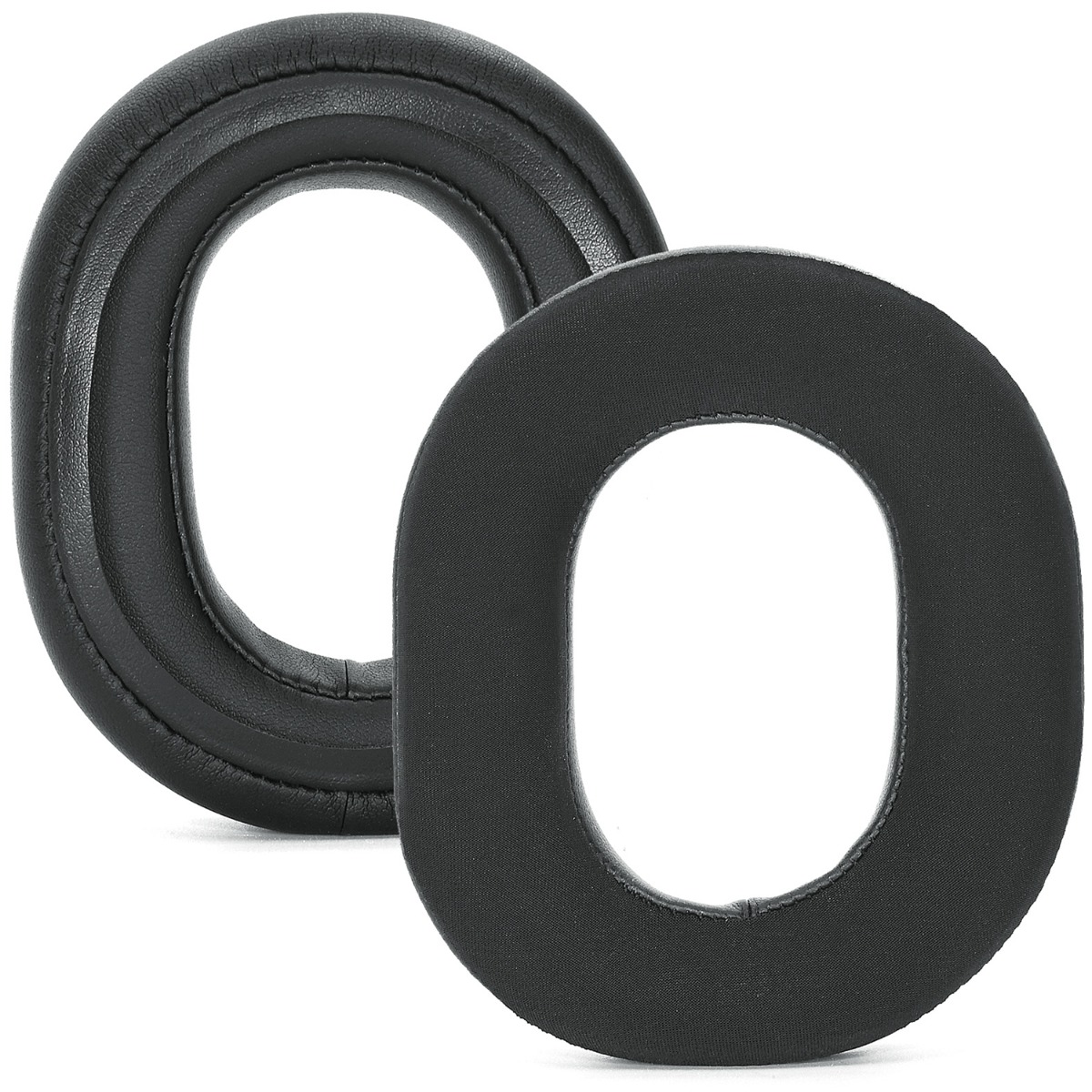 Dos almohadillas negras para auriculares, una de cuero, una de tela, sobre fondo blanco.