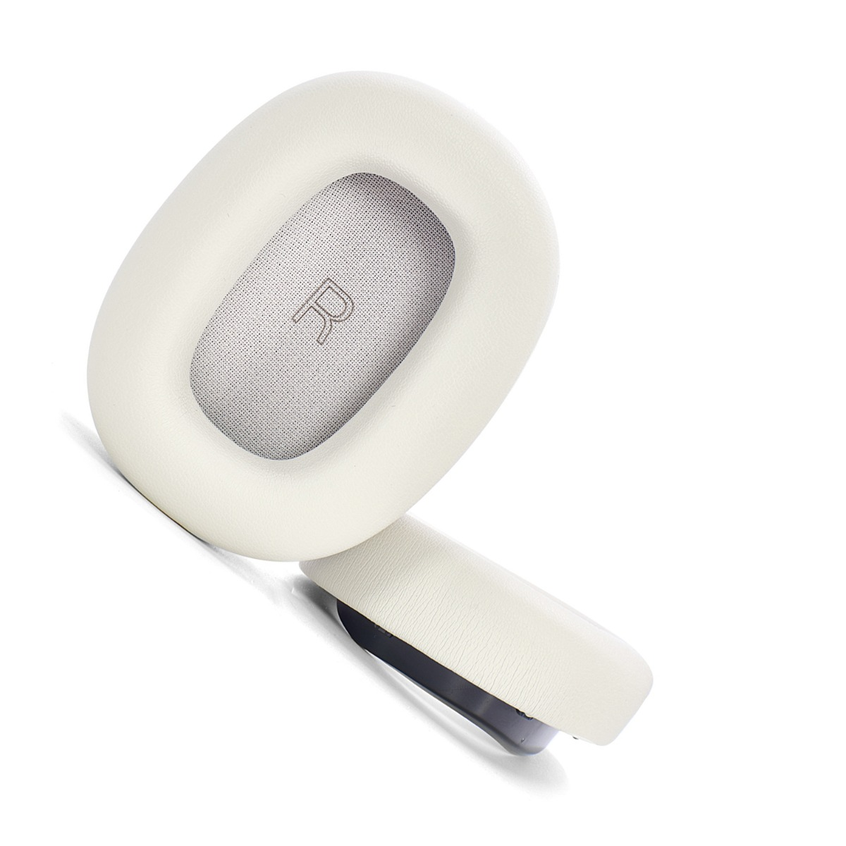 Dos almohadillas blancas para auriculares con la R en la almohadilla izquierda.