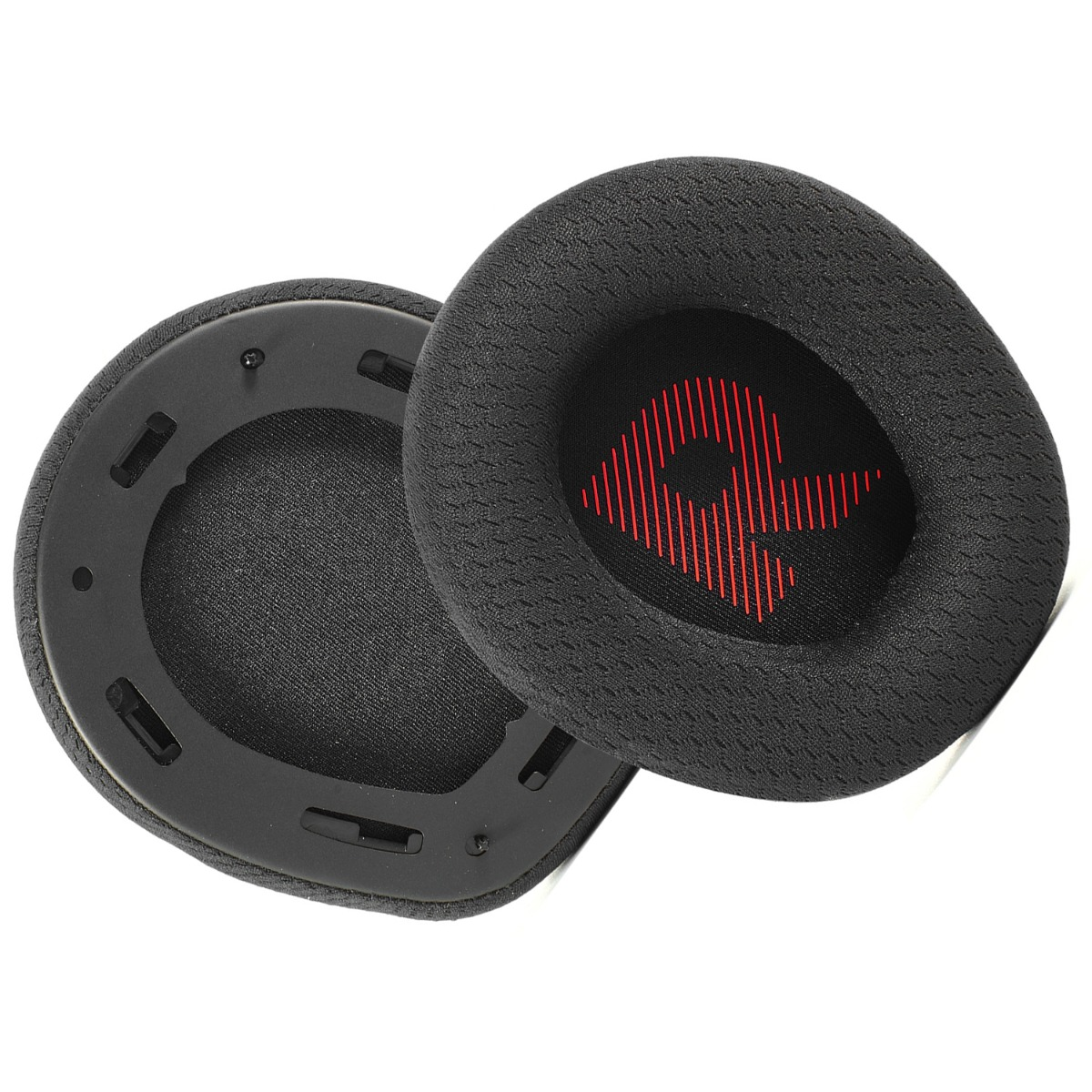 Dos almohadillas negras para auriculares, una con logo rojo.