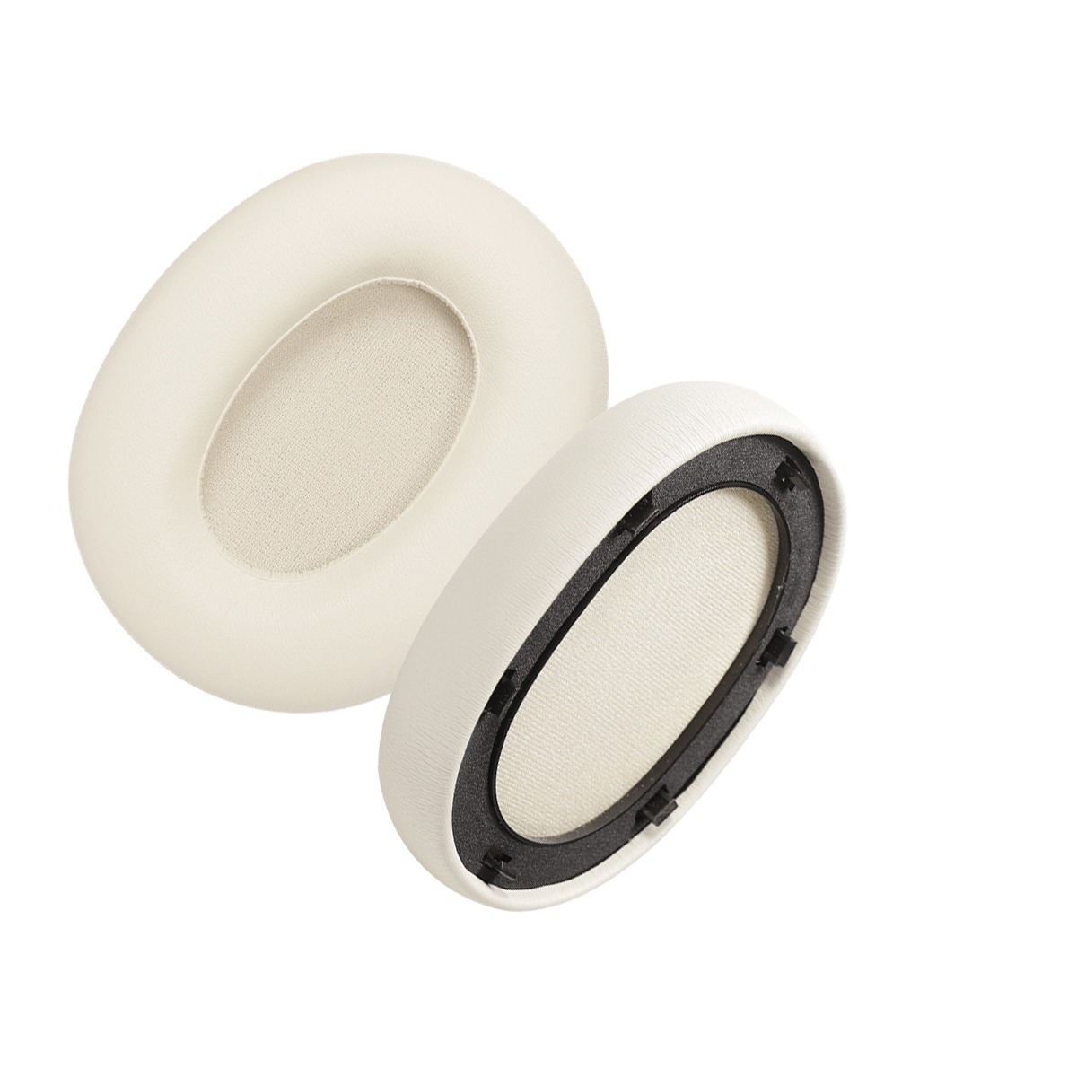 Dos almohadillas blancas para auriculares sobre fondo blanco.