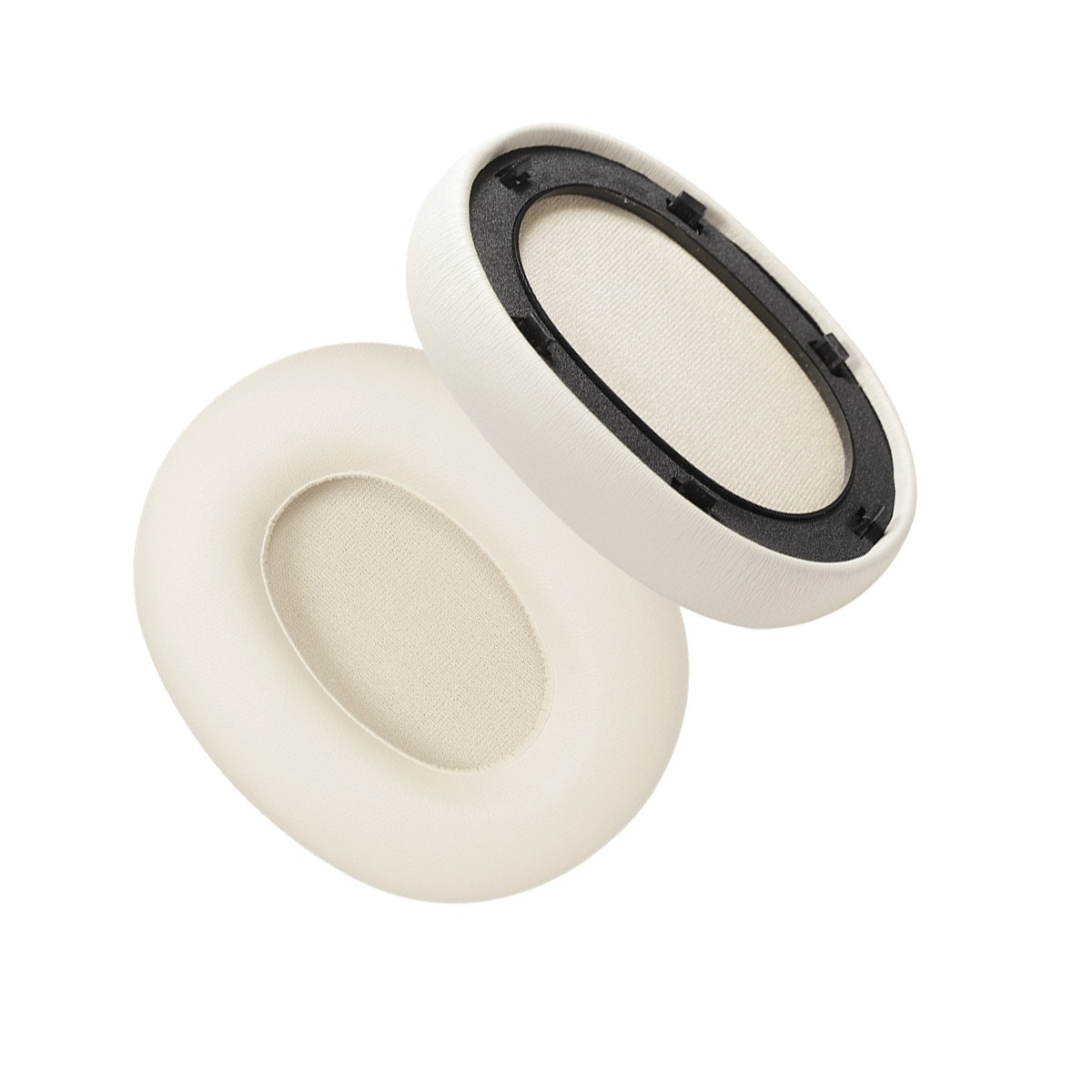 Dos almohadillas color crema para auriculares, fondo blanco.
