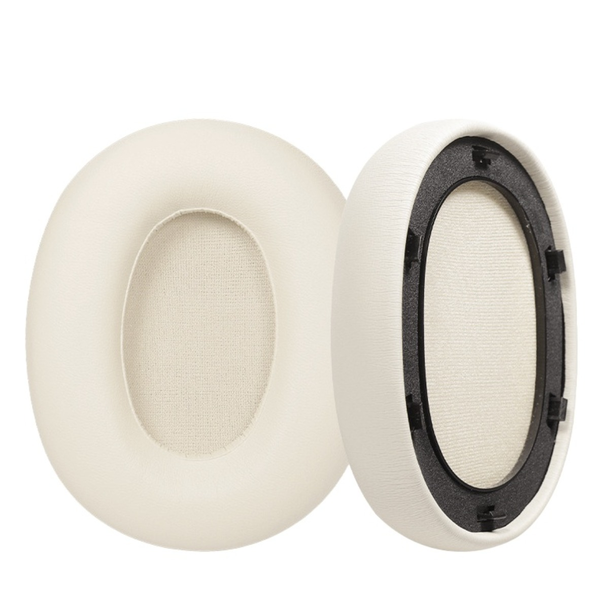 Dos almohadillas cremas con inserto de tela, una con borde negro.
