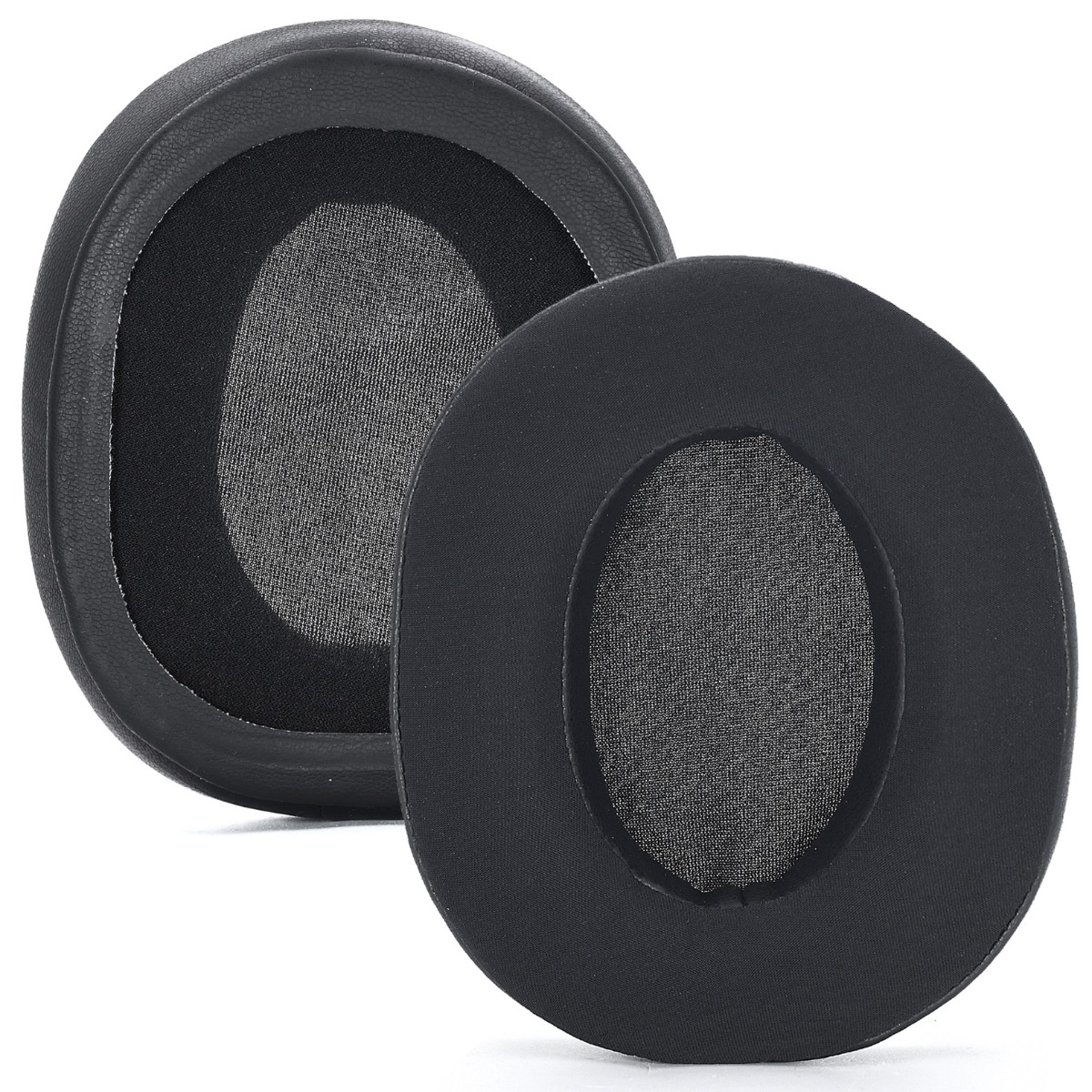 Dos almohadillas negras para auriculares, cubiertas de tela, una al lado de la otra.