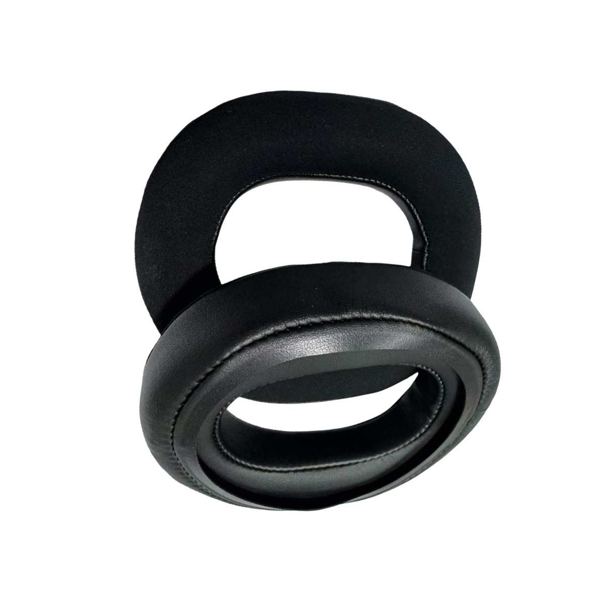 Dos almohadillas negras de cuero y tela para auriculares sobre fondo blanco.