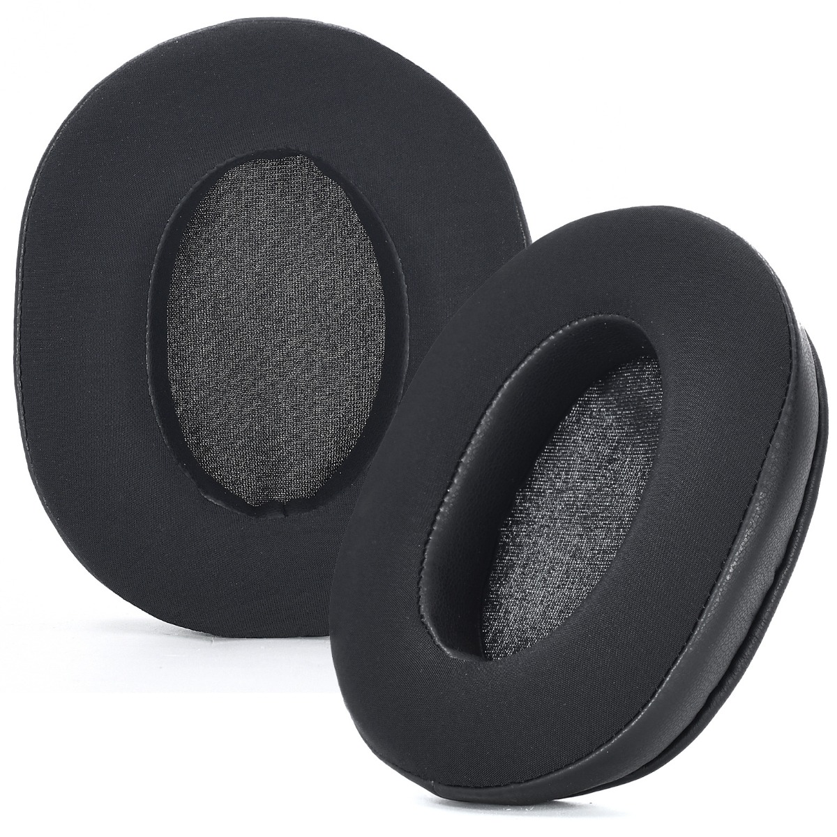 Dos almohadillas ovaladas negras para auriculares están una al lado de la otra.