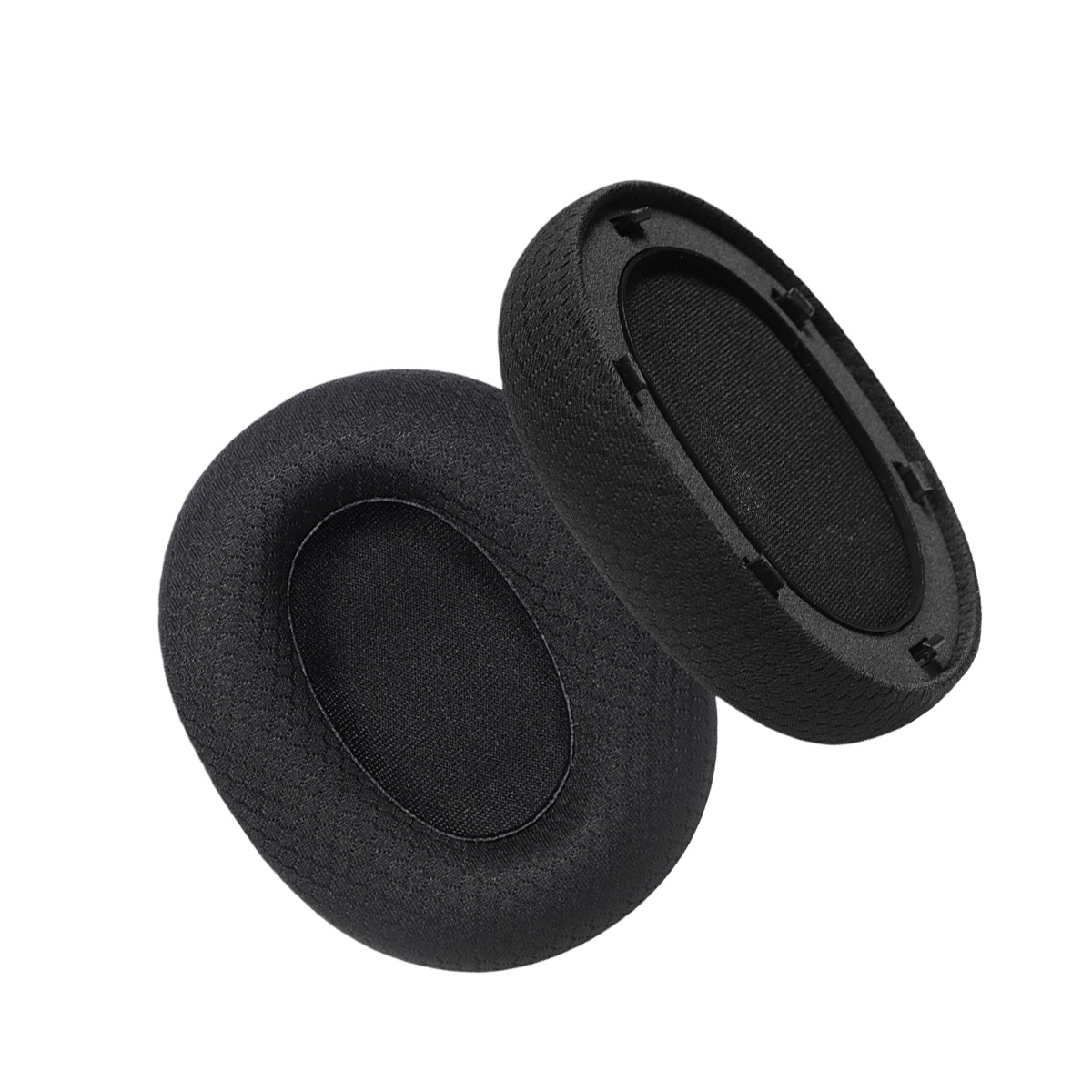 Dos almohadillas negras para auriculares sobre fondo blanco.