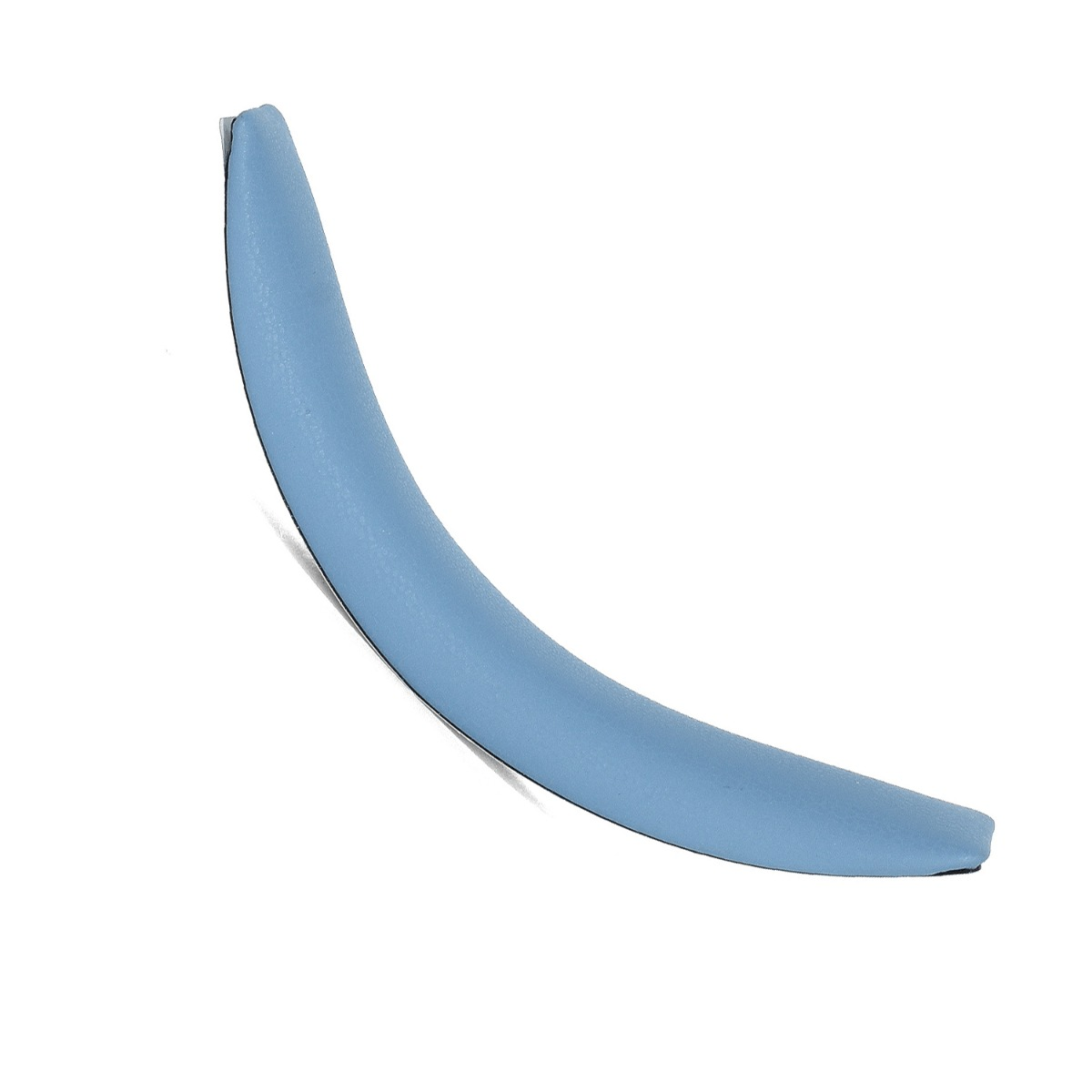 Un objeto curvo azul claro sobre fondo blanco.
